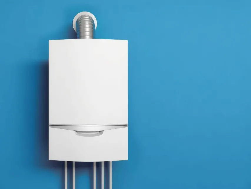Witte cv-ketel aan een blauwe wand
